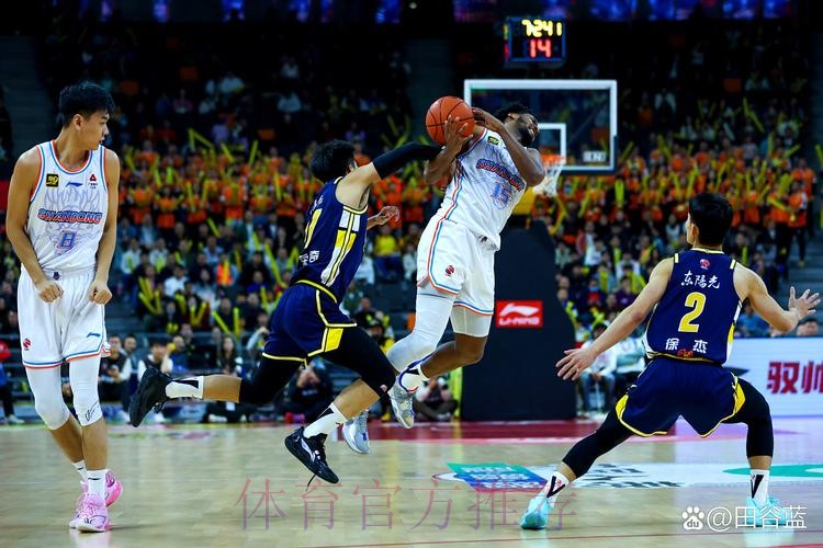 萨林杰抛投打成2+1拿到7分4篮板2助攻，广东26-14领先辽宁